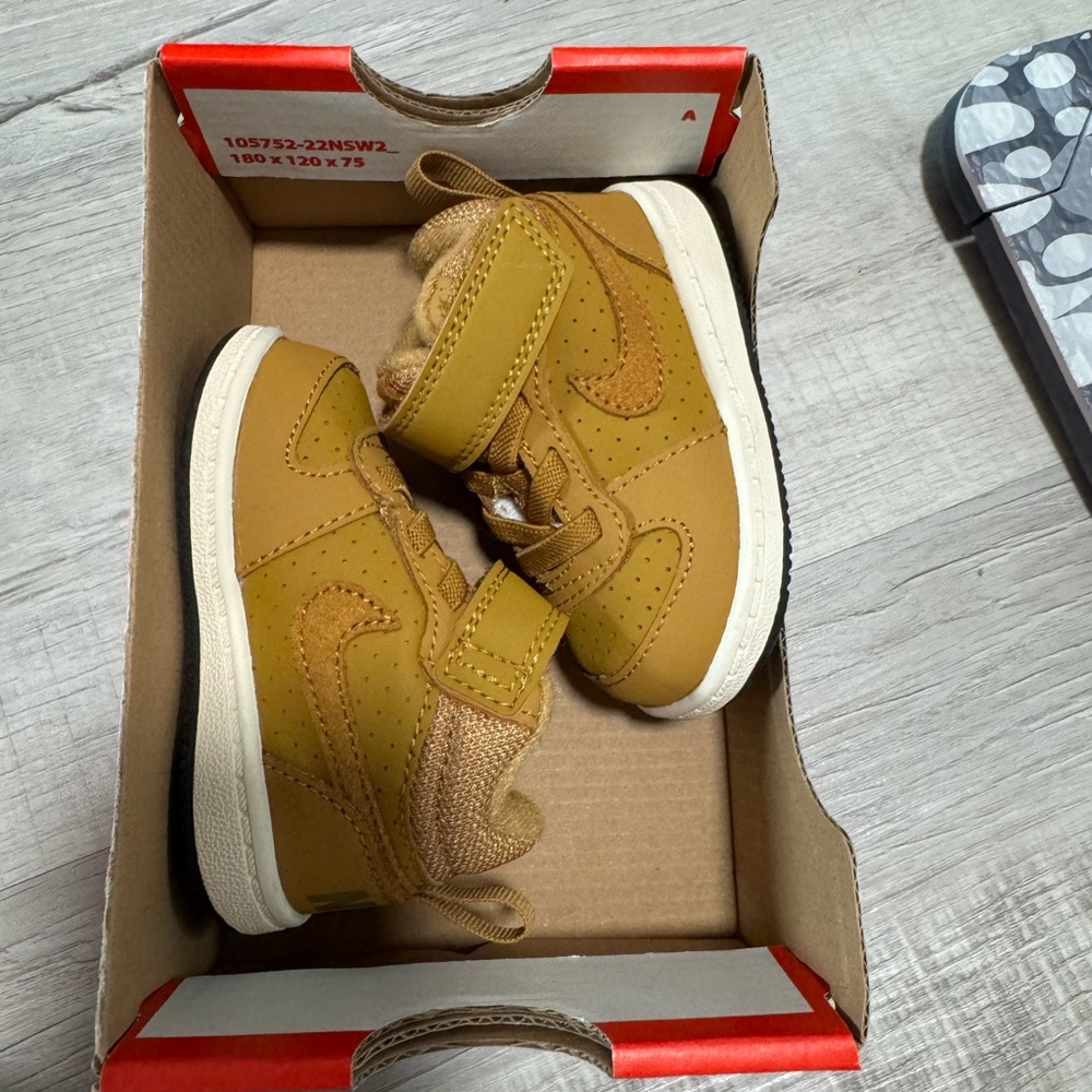 Nike Infant Sneakers in Golden Brown